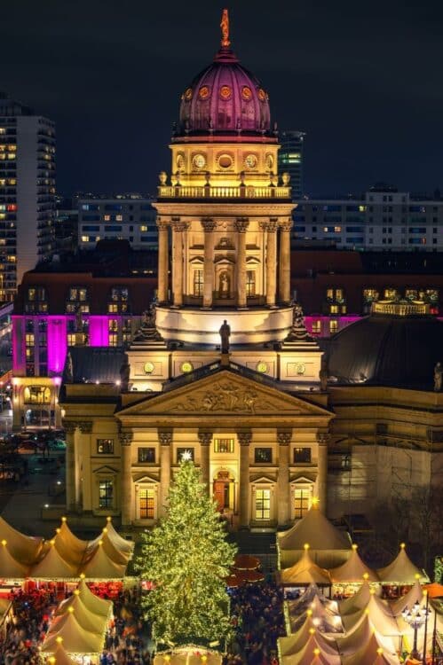 Marché de Noël illuminé devant le Gendarmenmarkt à Berlin.
