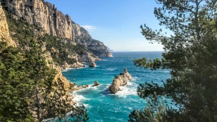Vue sur les falaises et les eaux turquoise des calanques de Marseille en Provence.