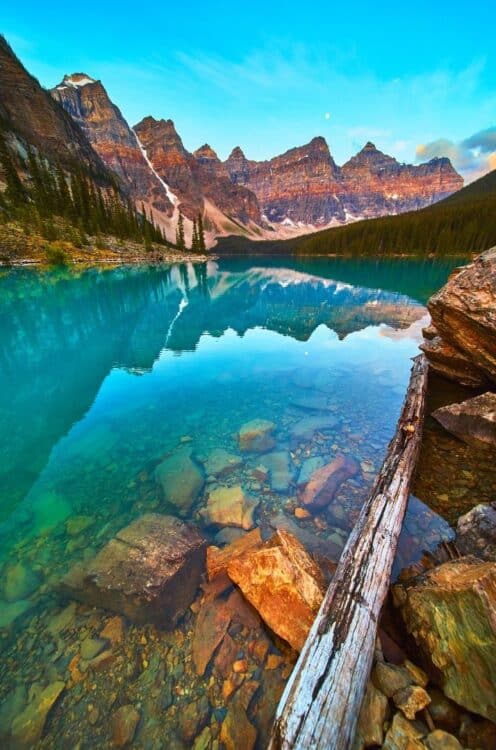 Le lac Moraine dans les Rocheuses canadiennes aux eaux turquoise.