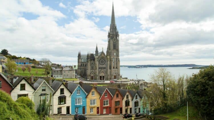 Vue sur la cathédrale de Cobh et les maisons colorées en Irlande.