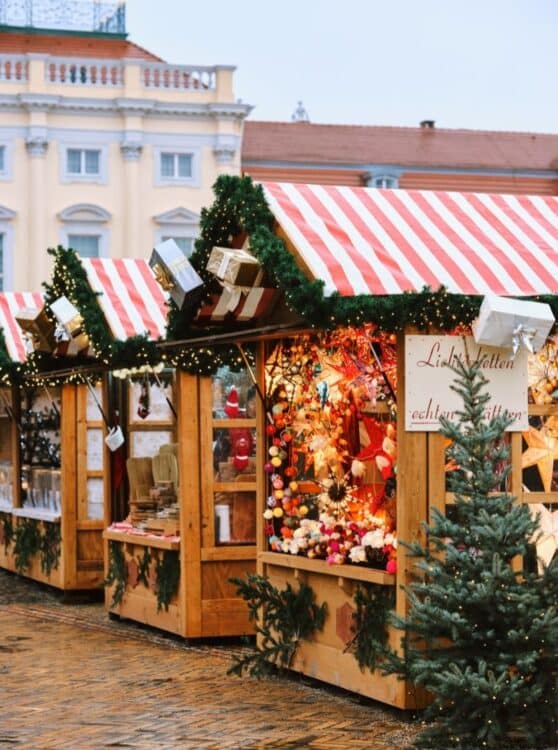 Chalets décorés d'un marché de Noël à Berlin.