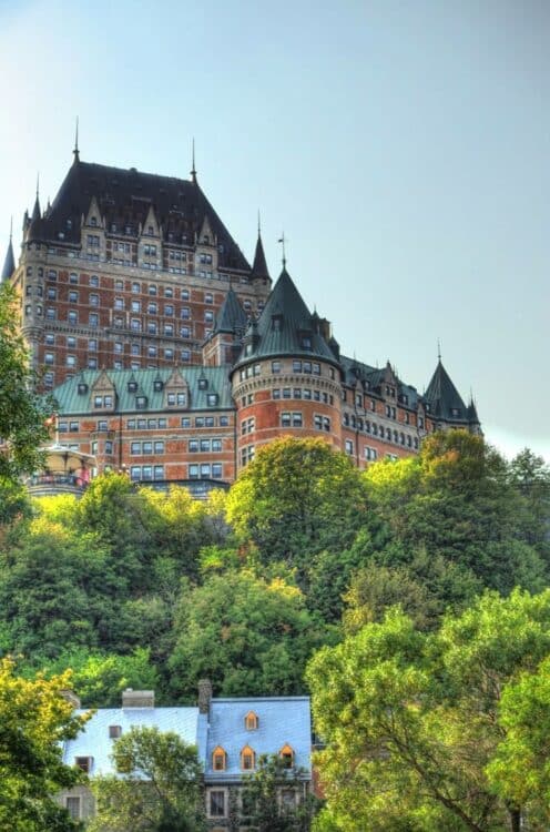 Le Château Frontenac dominant le Vieux-Québec.