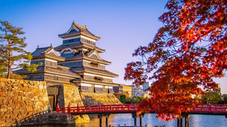 Château japonais entouré d'érables aux couleurs d'automne.