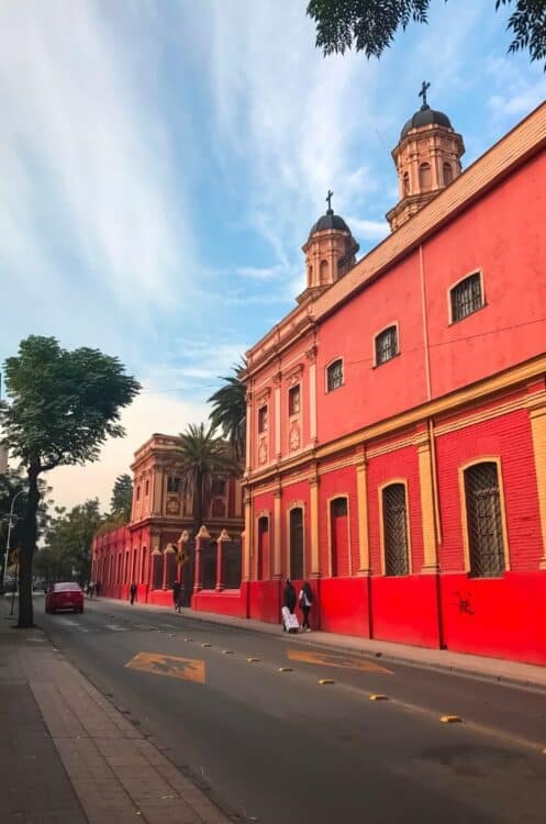 Église historique aux façades rouges dans les rues de Santiago du Chili.
