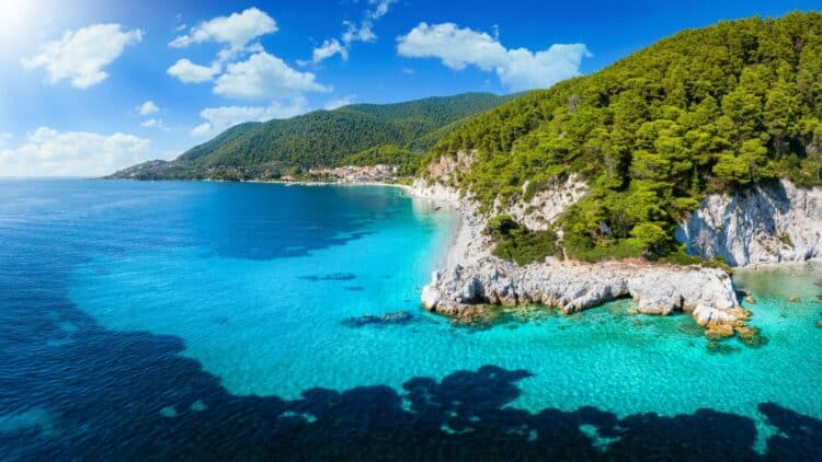 Crique aux eaux turquoise dans les îles Sporades en Grèce.