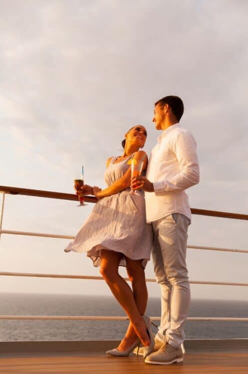 Couple partageant un moment à deux sur le pont d'un bateau de croisière.