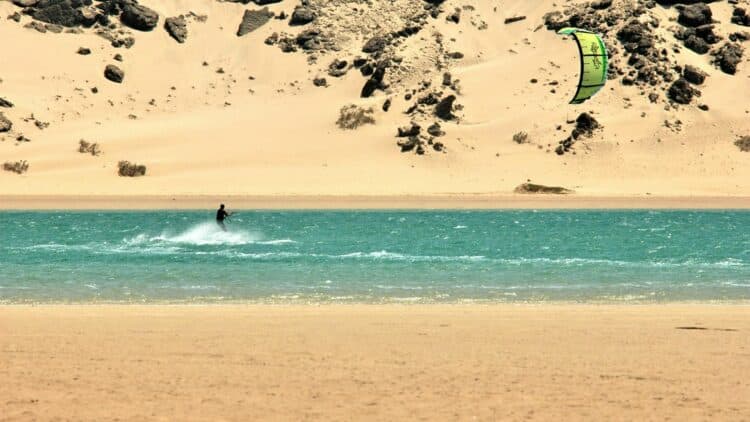 Kitesurfeur évoluant sur le lagon de Dakhla au Maroc.
