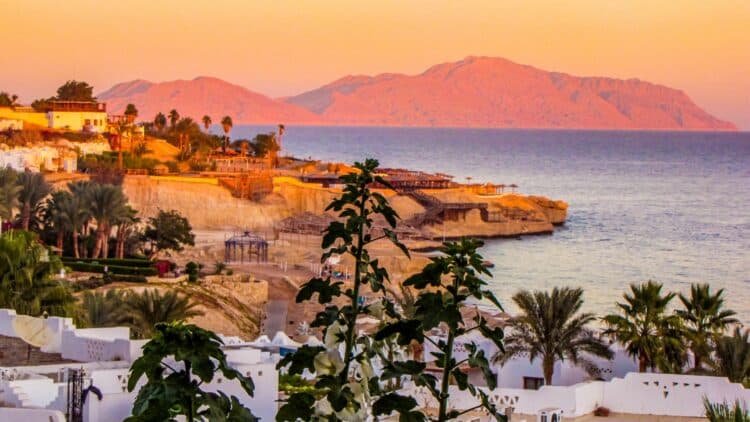 Vue sur les côtes de la mer Rouge à Sharm El-Sheikh en Égypte.