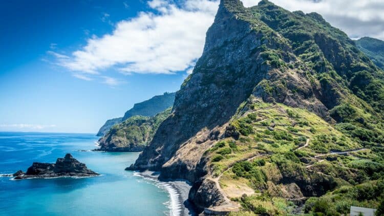 Falaises spectaculaires dominant l'océan Atlantique à Madère.