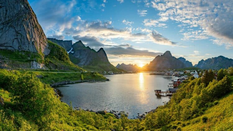 Fjord de Norvège au coucher du soleil entouré de montagnes.