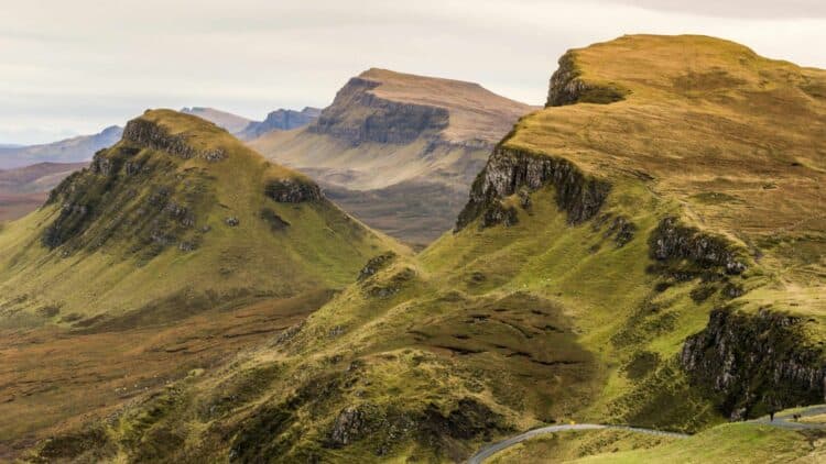 Paysage des Highlands avec montagnes verdoyantes en Écosse.
