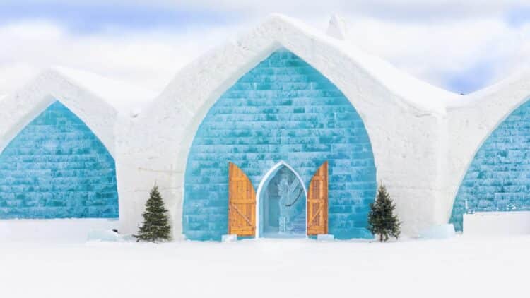 Hôtel de glace au Québec recouvert de neige en hiver.