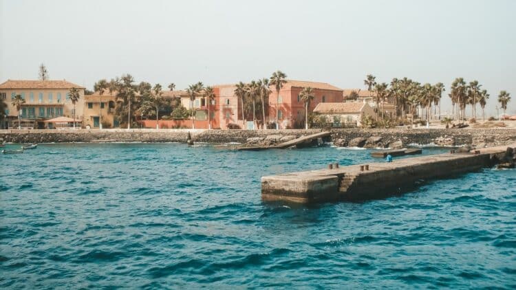 Vue du front de mer de l'île de Gorée au Sénégal.