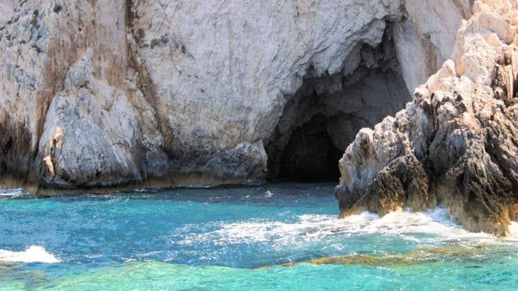 Grotte marine dans les îles Ioniennes en Grèce.
