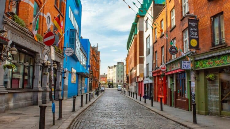 Rue pavée du quartier Temple Bar à Dublin en Irlande.