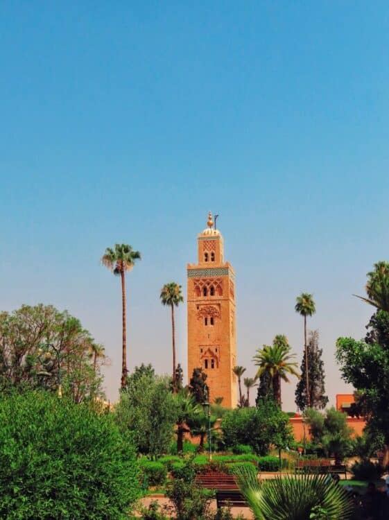 La mosquée Koutoubia entourée de jardins à Marrakech au Maroc.