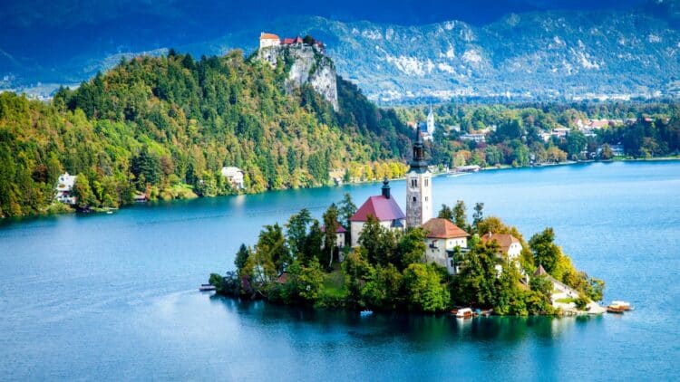 Vue sur le lac de Bled et son île en Slovénie.