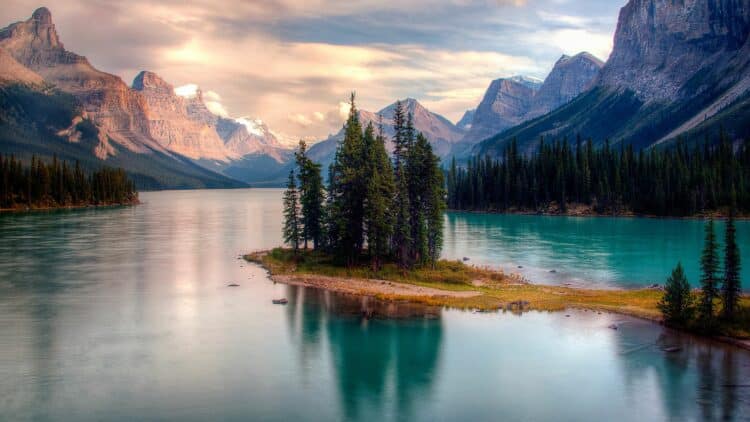 Lac turquoise entouré des montagnes Rocheuses au Canada.