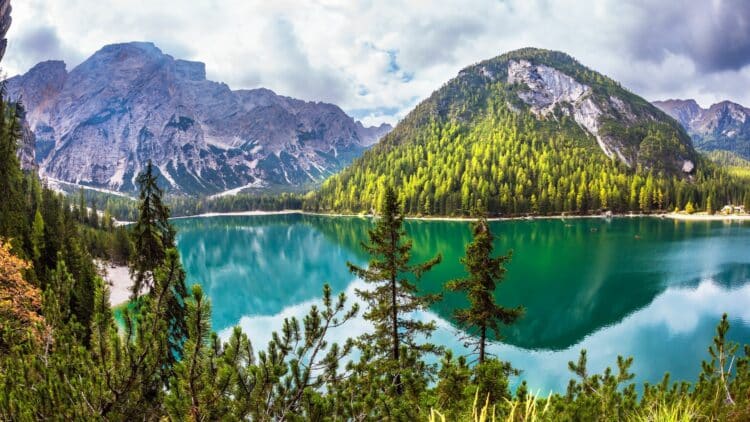 Lac de montagne entouré de sommets et de forêts dans le Tyrol autrichien.
