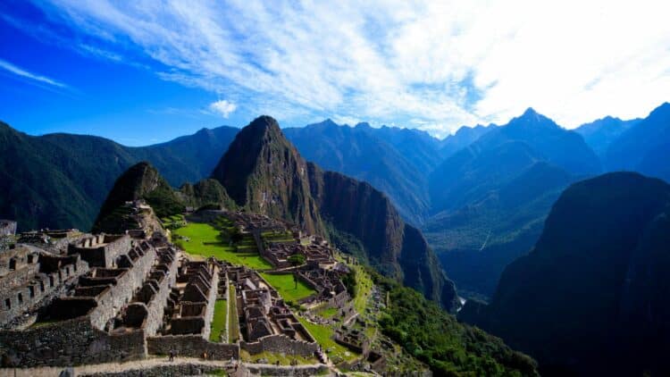 Vue sur le Machu Picchu et les montagnes du Pérou.