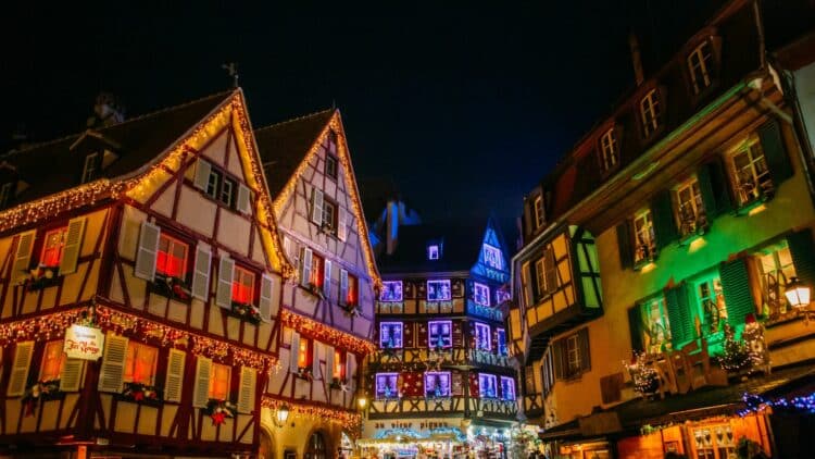 Maisons à colombages décorées pour Noël dans un village d'Alsace.
