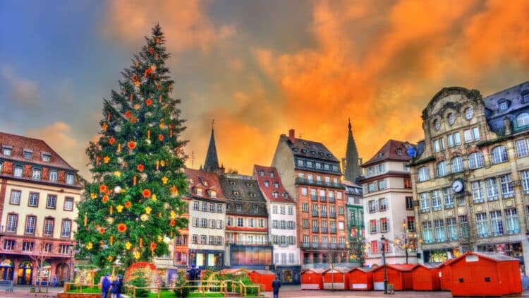 Grand sapin de Noël sur la place centrale de Strasbourg.