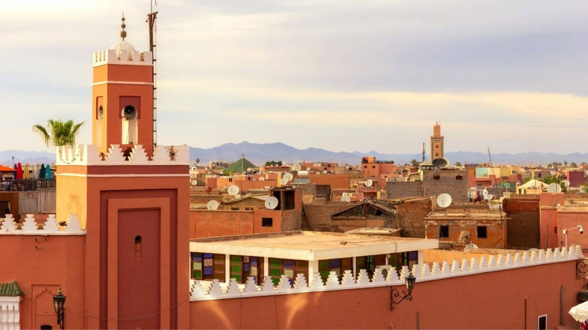 Vue sur les bâtiments et les minarets de Marrakech au Maroc.