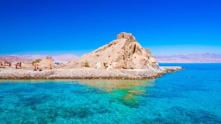 Eaux turquoise de la mer Rouge et côte rocheuse en Égypte.