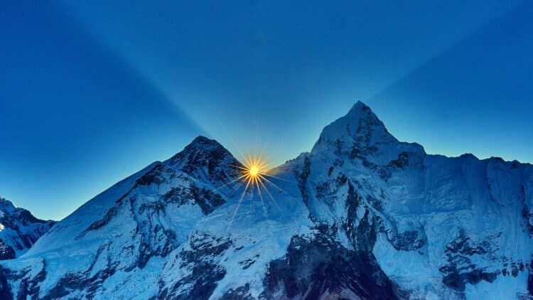 Lever de soleil sur les sommets de l'Himalaya au Népal.