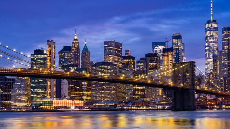 Le pont de Brooklyn et la skyline de Manhattan illuminée de nuit.