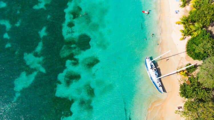 Catamaran sur une plage aux eaux turquoise en Martinique.