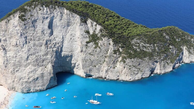 Falaises blanches dominant la plage de Navagio dans les îles Ioniennes.