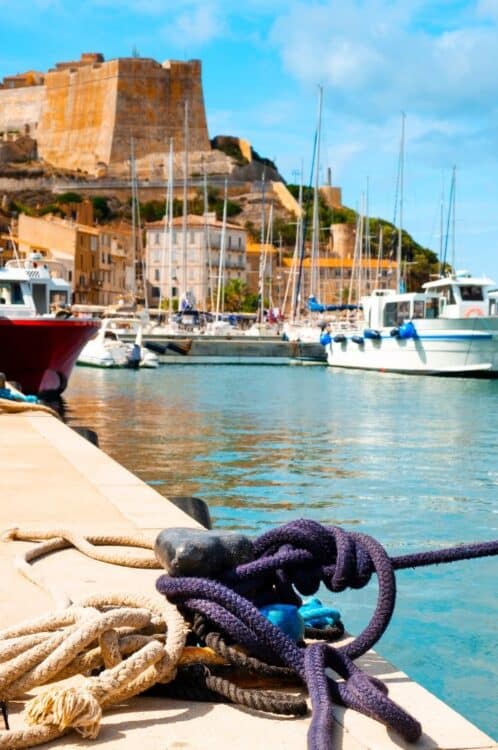 Port de Bonifacio avec bateaux et citadelle en Corse.