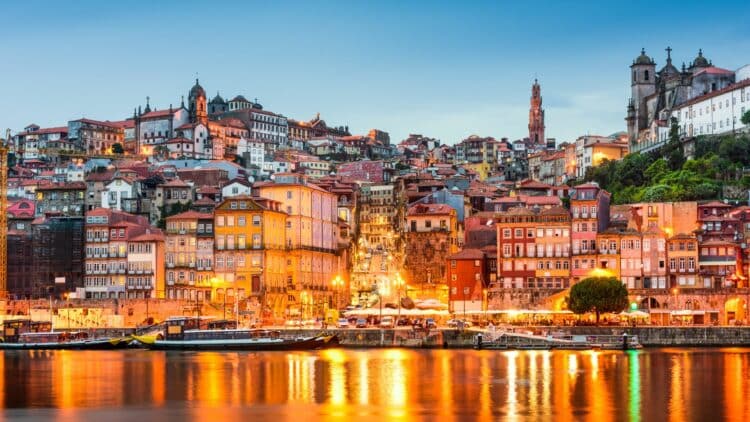Vue sur le quartier de Ribeira et les quais de Porto au coucher du soleil.