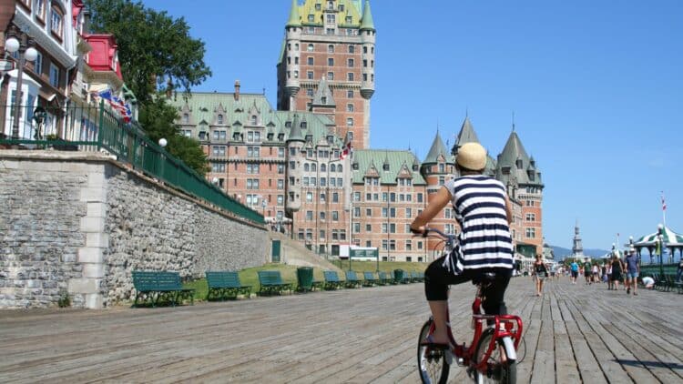 Personne à vélo devant le Château Frontenac à Québec.
