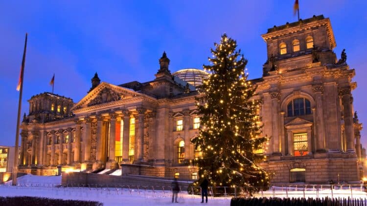 Le Reichstag illuminé avec un sapin de Noël à Berlin.