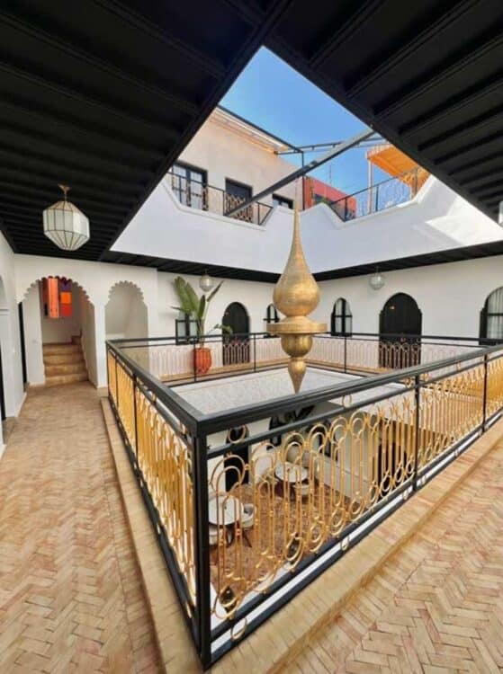 Patio intérieur d'un riad à Marrakech avec décoration marocaine.