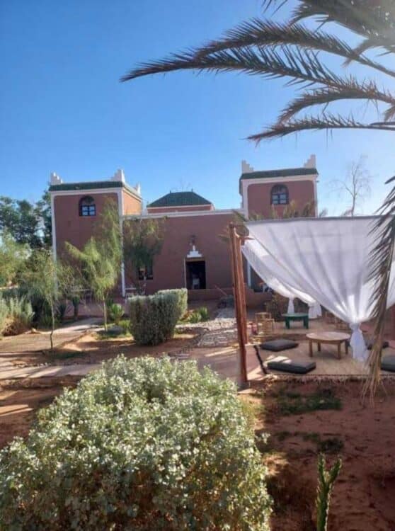 Riad traditionnel entouré d'un jardin dans le sud du Maroc.