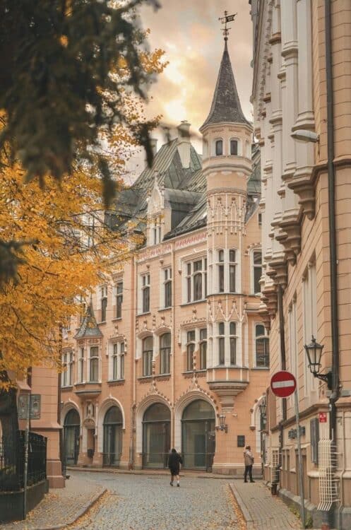Rue historique bordée de bâtiments Art nouveau dans le centre de Riga.
