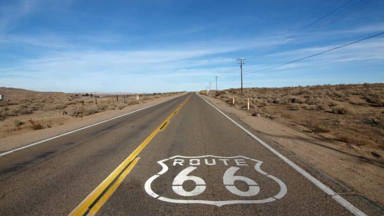 Route 66 traversant les paysages désertiques de l'Ouest américain.