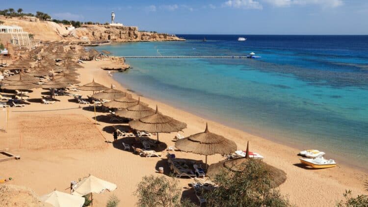 Plage de la mer Rouge en Égypte avec eaux cristallines propices à la plongée.