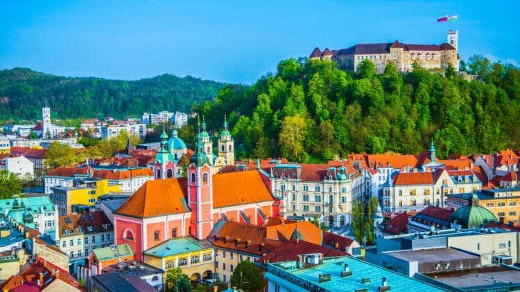 Vue panoramique de Ljubljana avec son chĂąteau dominant la ville.