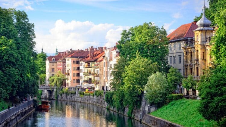 Centre historique de Ljubljana traversé par la rivière lors d'un voyage en Slovénie.