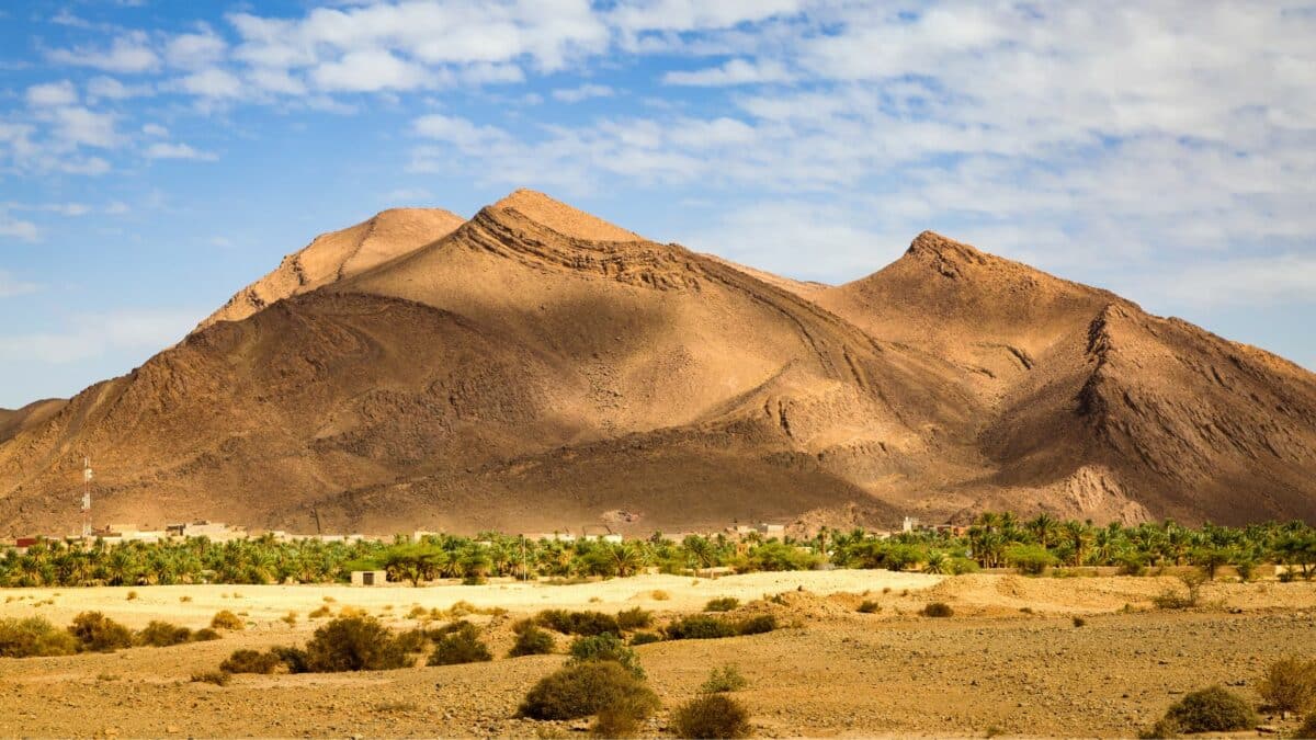Oasis au pied des montagnes dans le sud du Maroc.