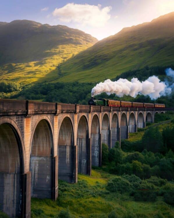 Train à vapeur Jacobite traversant le viaduc de Glenfinnan en Écosse.