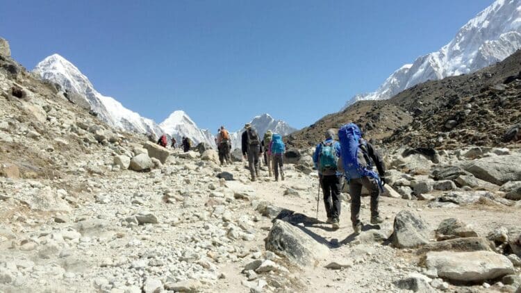 Groupe de randonneurs en trek dans l'Himalaya au Népal.