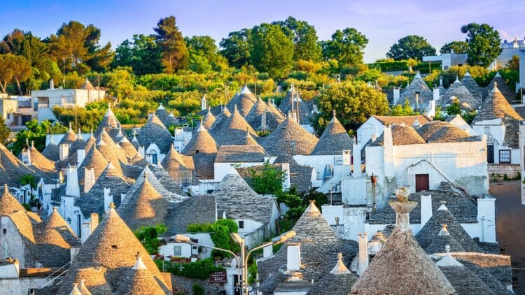 Vue des célèbres trulli d'Alberobello dans les Pouilles.