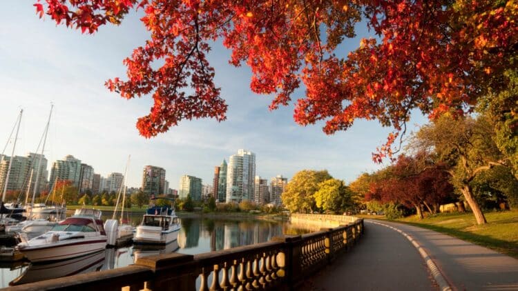 Promenade du front de mer à Vancouver avec skyline et couleurs d'automne.