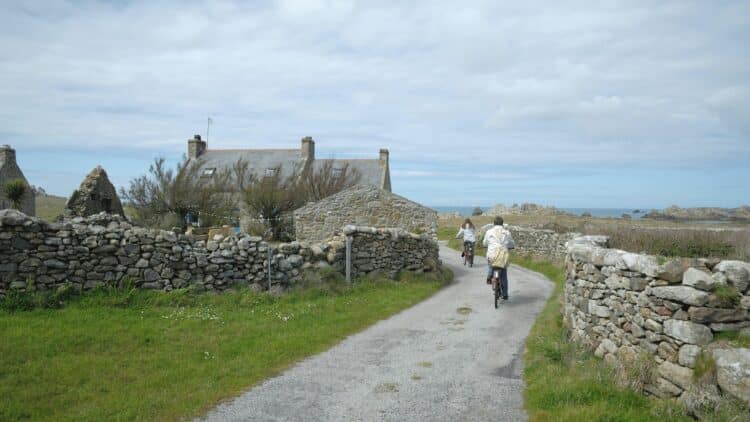 Cyclistes sur une petite route côtière en Bretagne.