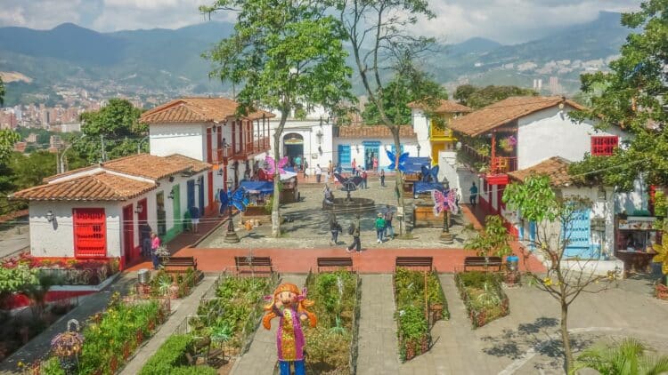 Place colorée d'un village traditionnel en Colombie.